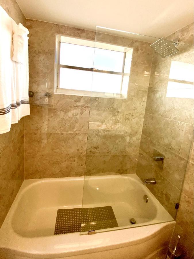 Modern Waterfront Apartment With Miami Skyline View, Free Parking 5 Mins Drive To ميامي بيتش المظهر الخارجي الصورة