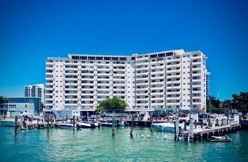 Modern Waterfront Apartment With Miami Skyline View, Free Parking 5 Mins Drive To ميامي بيتش المظهر الخارجي الصورة